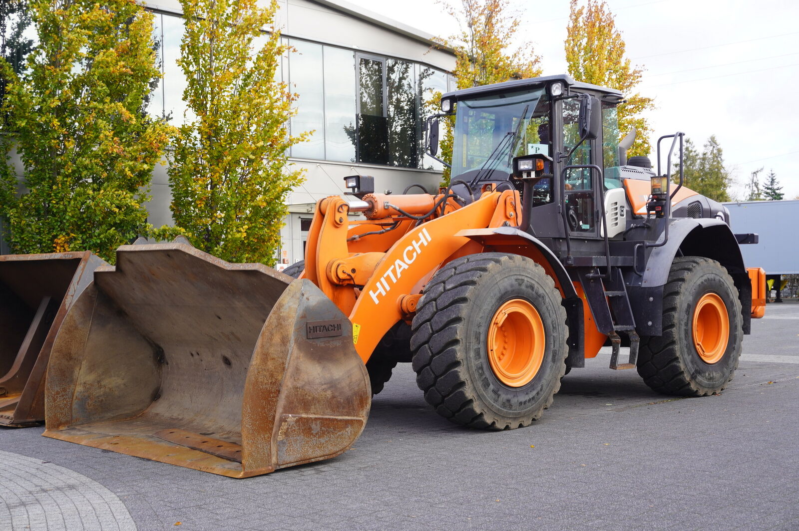 Hitachi ZW220 articulated loader / 2 buckets