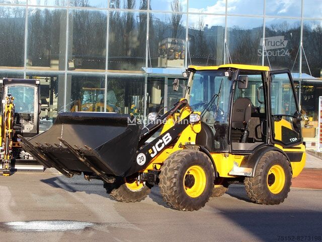 новый фронтальный погрузчик JCB 407