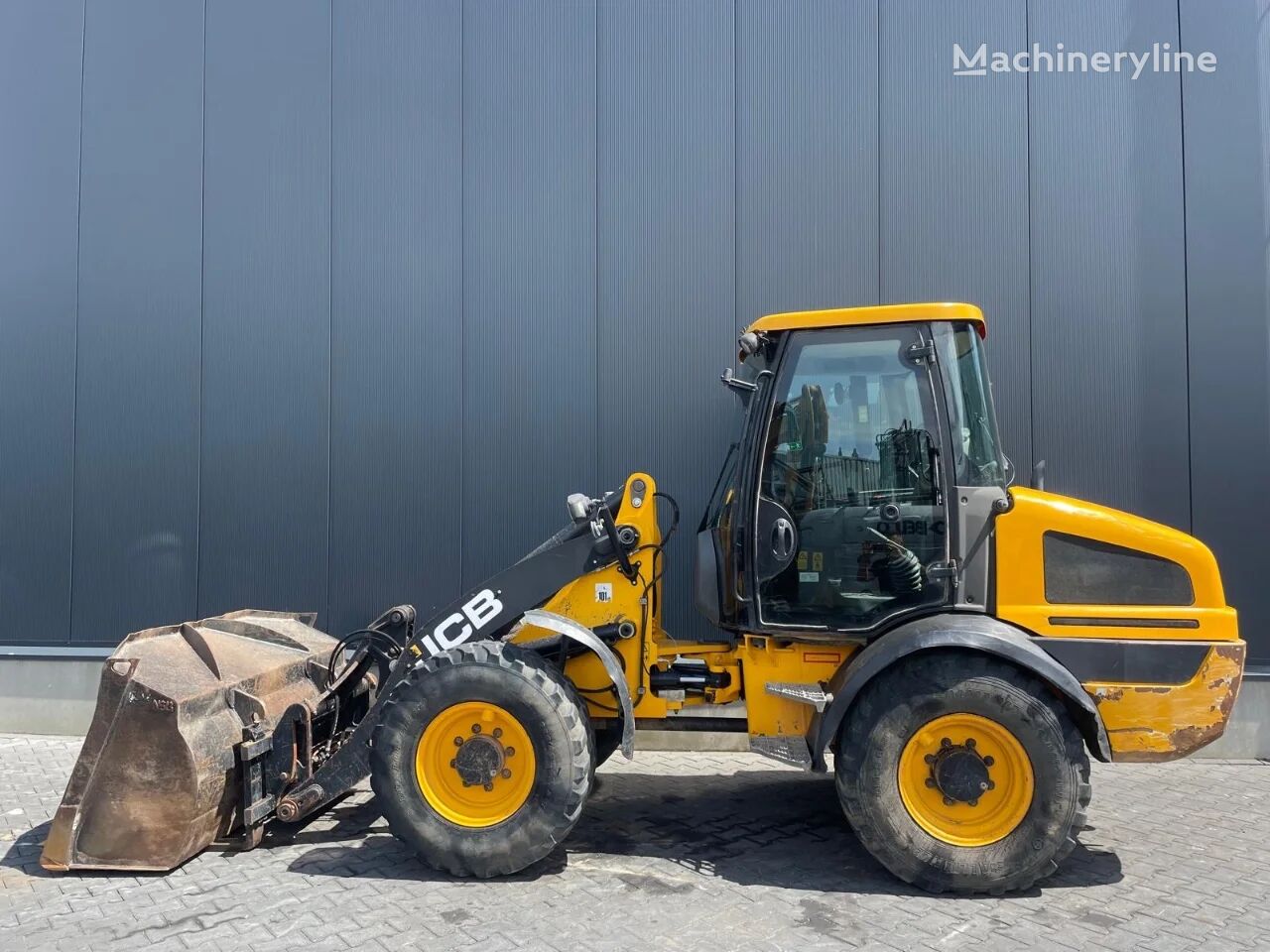 جرافة ذات عجلات JCB 409