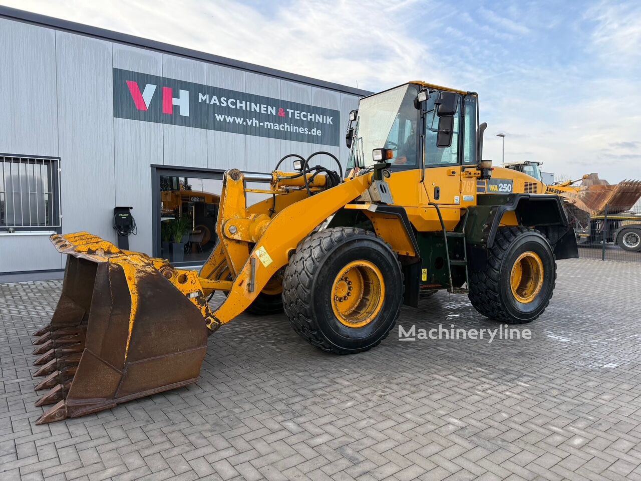 Komatsu WA250 wheel loader