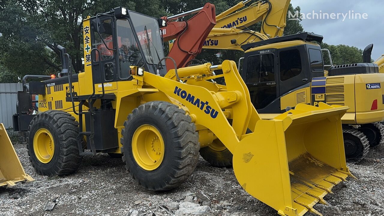 натоварувач со тркала Komatsu WA320