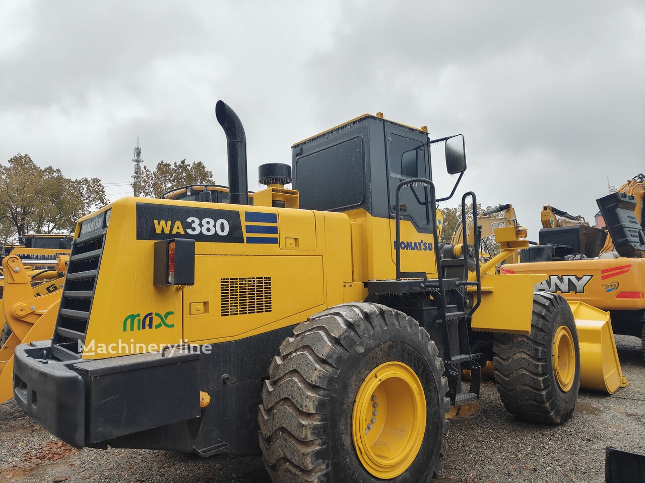 Pala gommata Komatsu WA380-3 in vendita | Machineryline IT Pala gommata Komatsu WA380-3 nuova - Machineryline