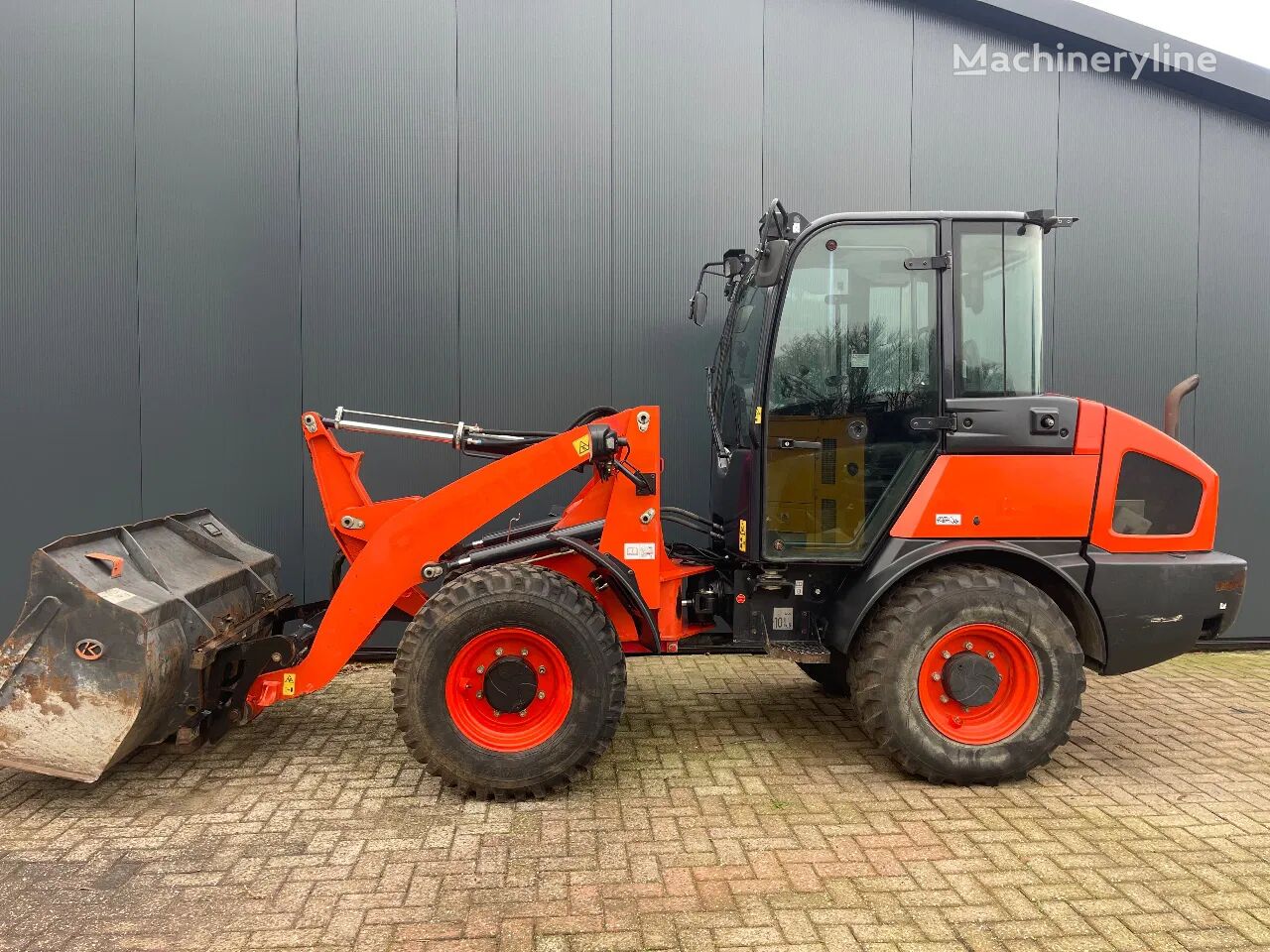 натоварувач со тркала Kubota R065