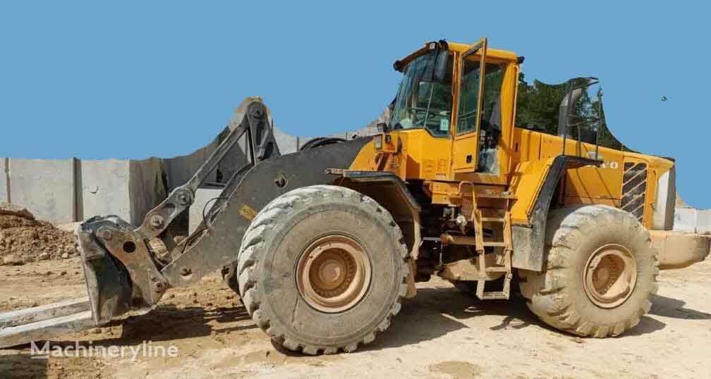 pala gommata Volvo L220