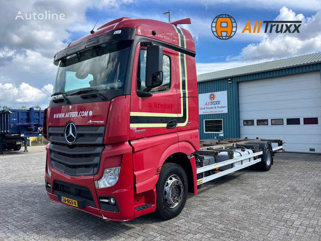 Mercedes-Benz Actros 2036 Euro 6 BDF NL truck container chassis