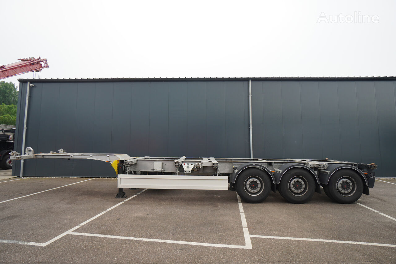 Renders 3 AXLE CONTAINER TRAILER WITH GEN-SET puoliperävaunu kontti rungolla