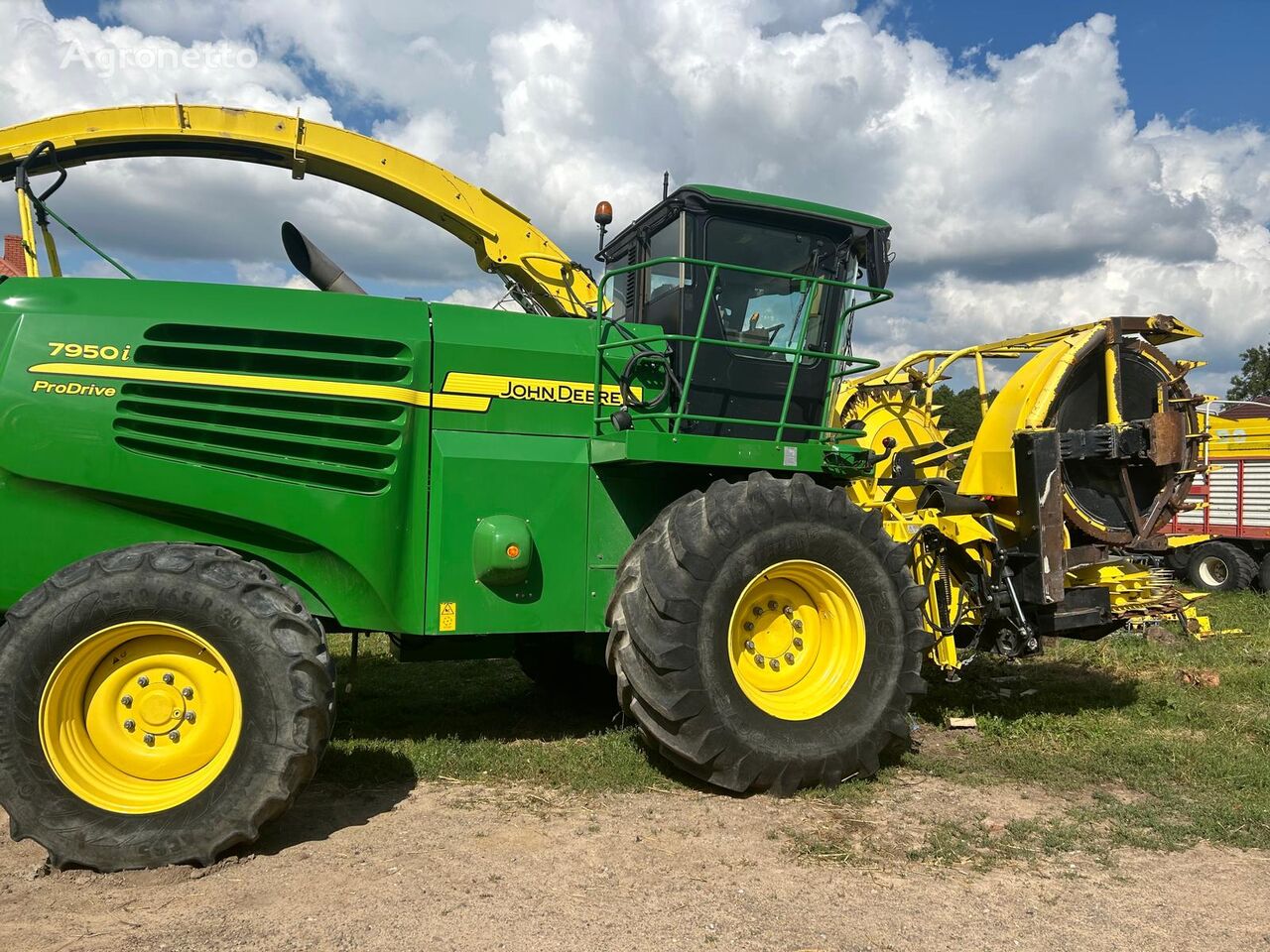 John Deere 7950i ProDrive  corn harvester