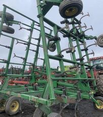 John Deere 2210, z kotkami cultivator