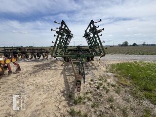 John Deere 980 8 m zi SShA v naiavnosti parovyi sutsilnoho obrobitku peredpos kultivator