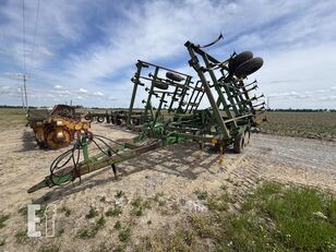 John Deere 980 8 m zi SShA v naiavnosti parovyi sutsilnoho obrobitku peredpos kultivator