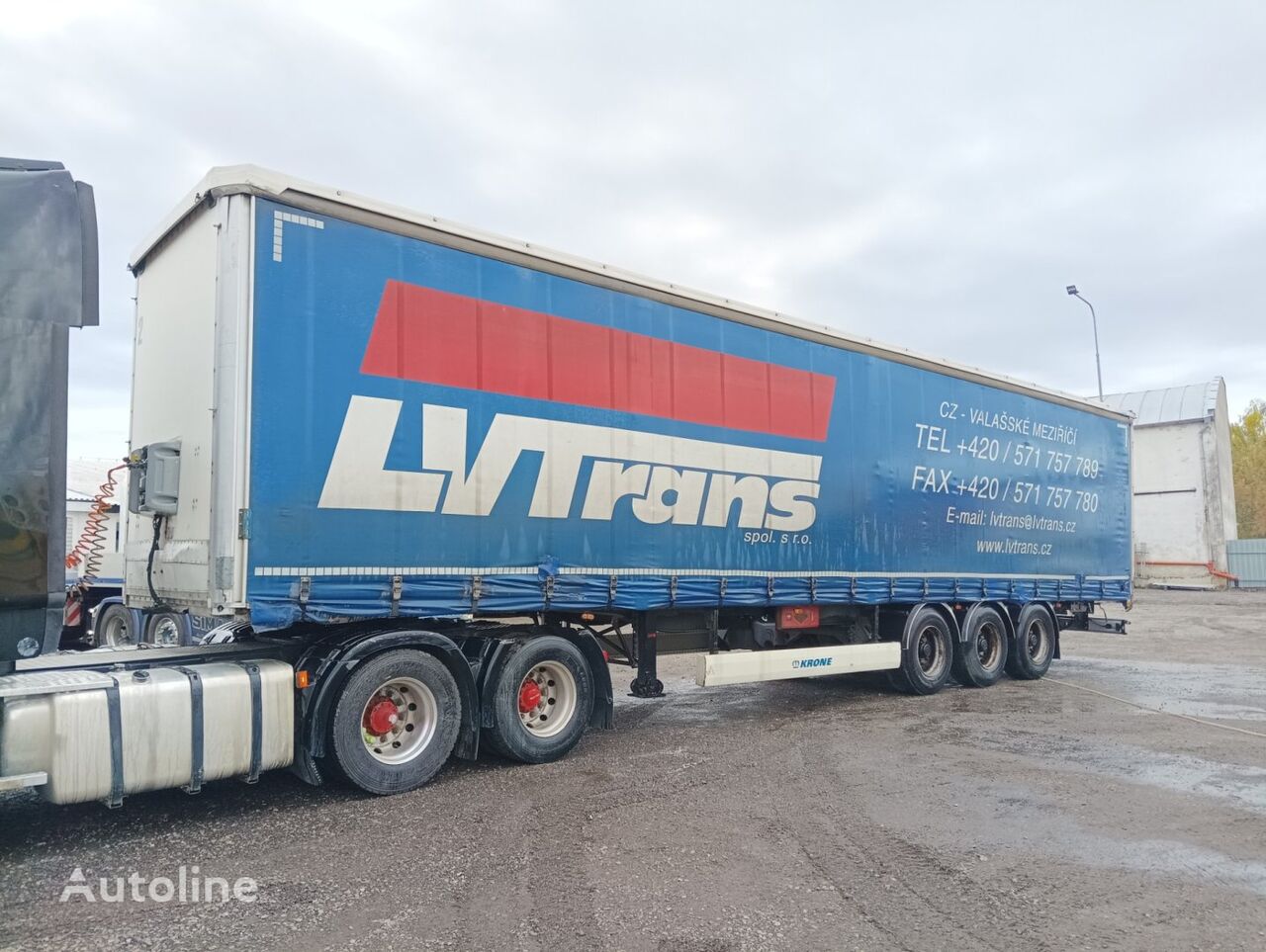 damaged General Trailers Fruehauf curtain side semi-trailer