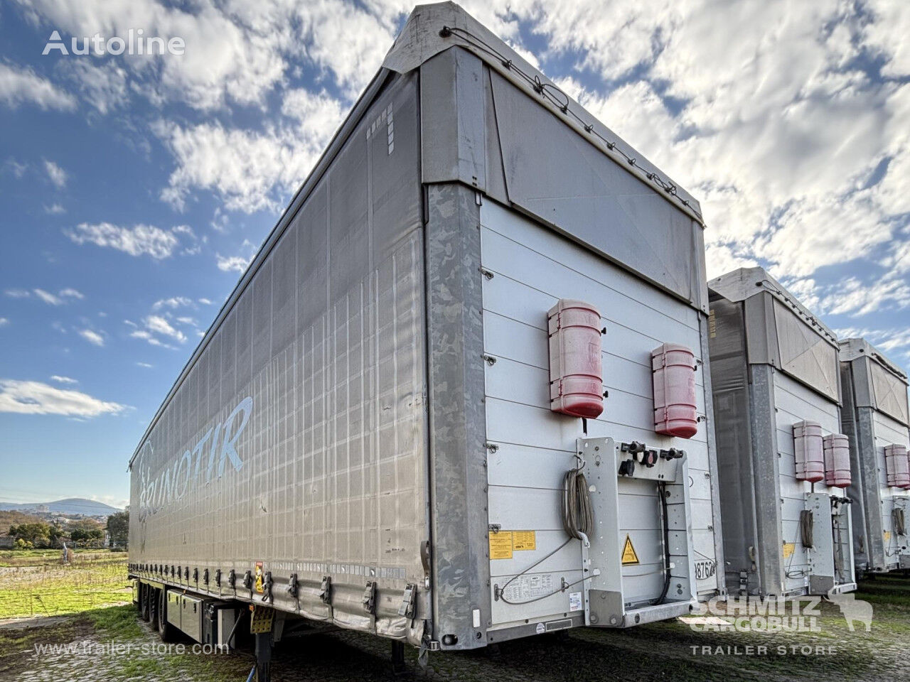 náves s bočnou plachtou Schmitz Curtainsider Varios