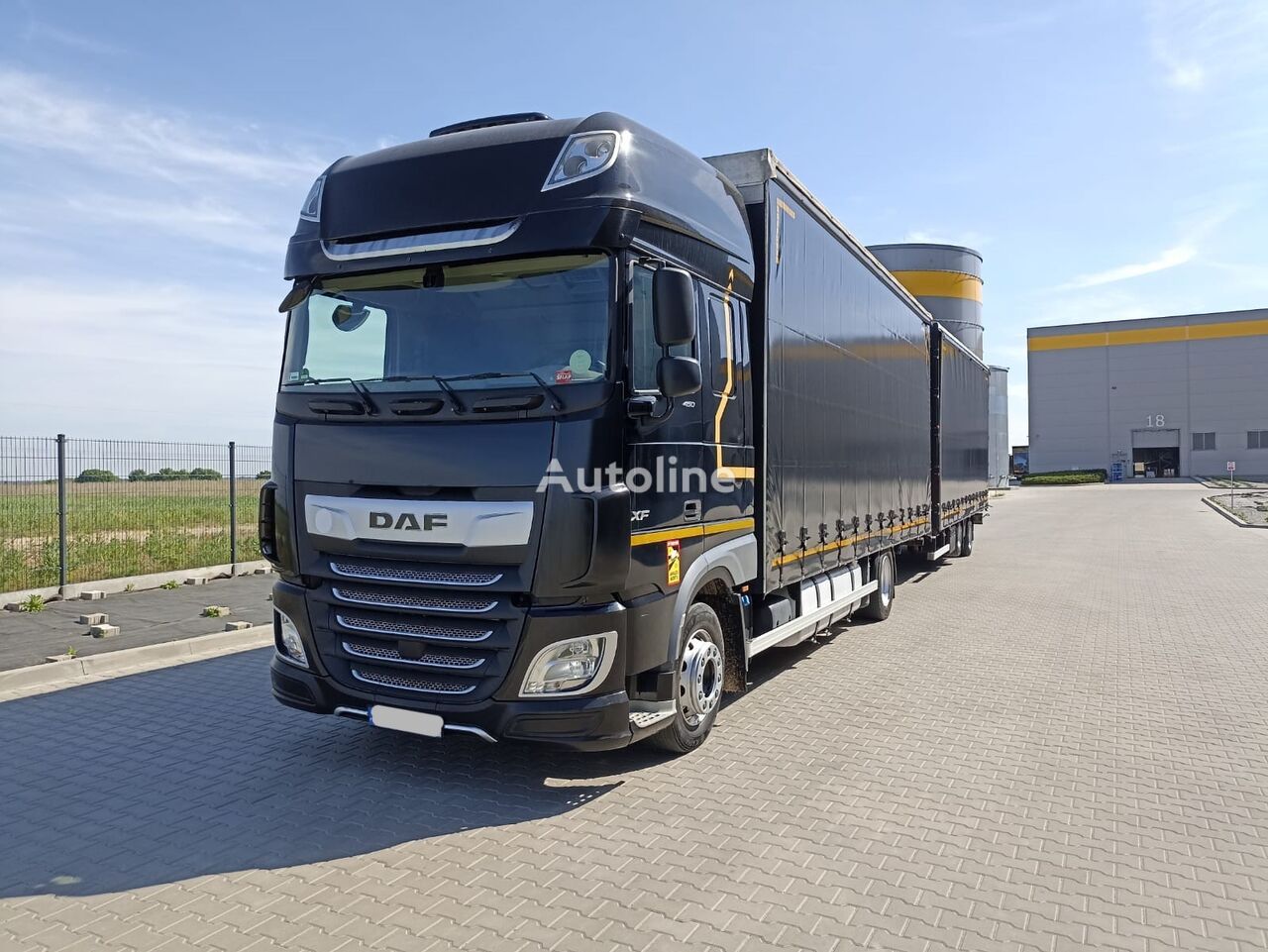 külgkardinaga veok DAF XF 450 + kardinhaagis