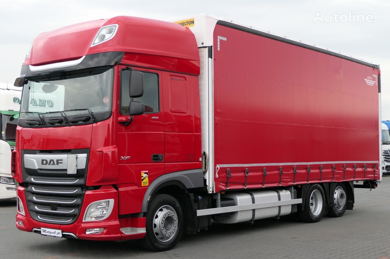 DAF XF 480 camión con lona corredera