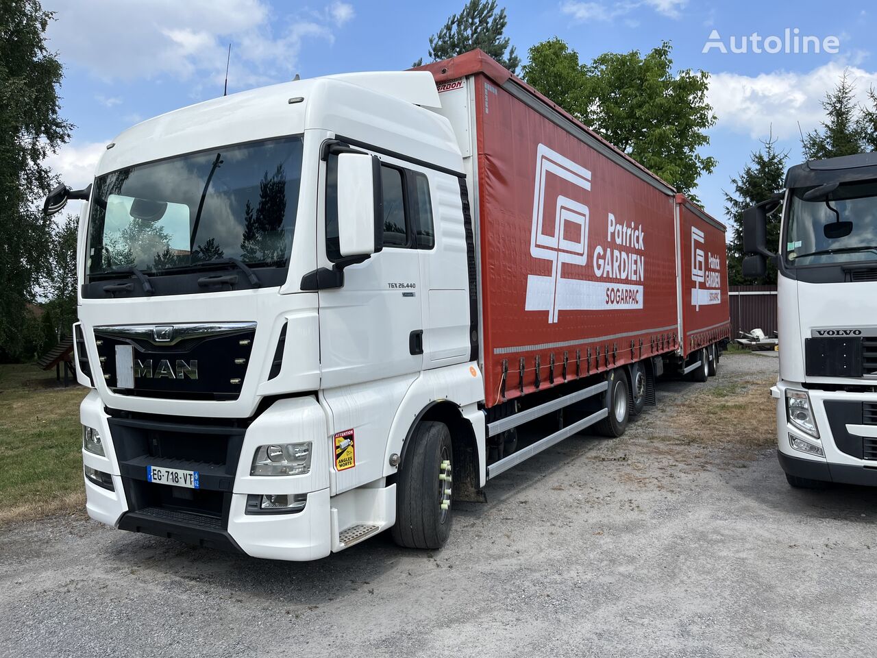 MAN TGX 26.440 kravas automašīna ar aizkariem + aizkaru tipa piekabe