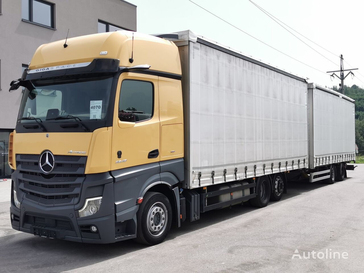 truk dengan terpal samping Mercedes-Benz ACTROS 2548 + trailer dengan terpal samping