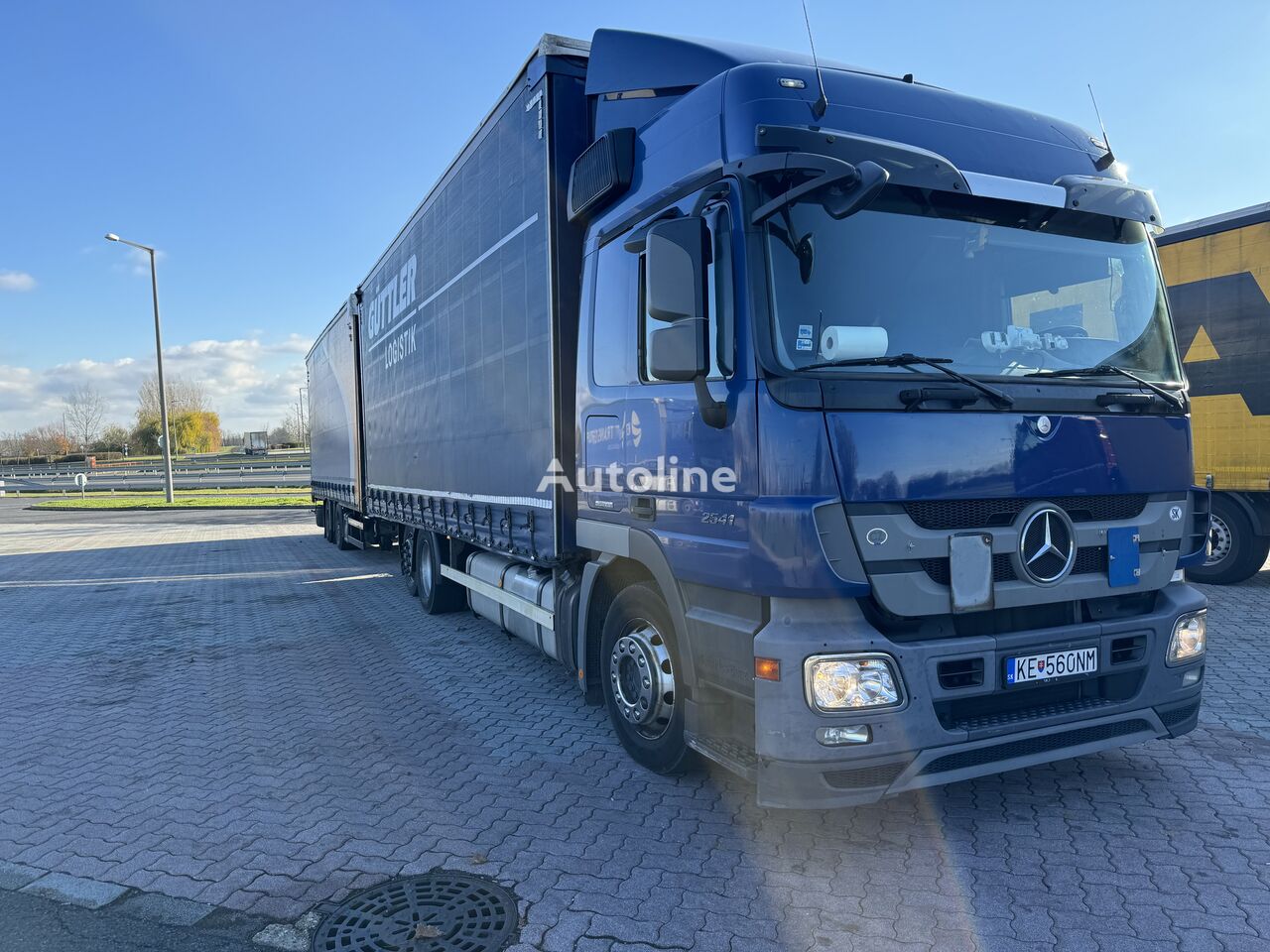 nákladne vozidlo s posuvnou plachtou Mercedes-Benz Actros 2541 + príves s bočnou plachtou