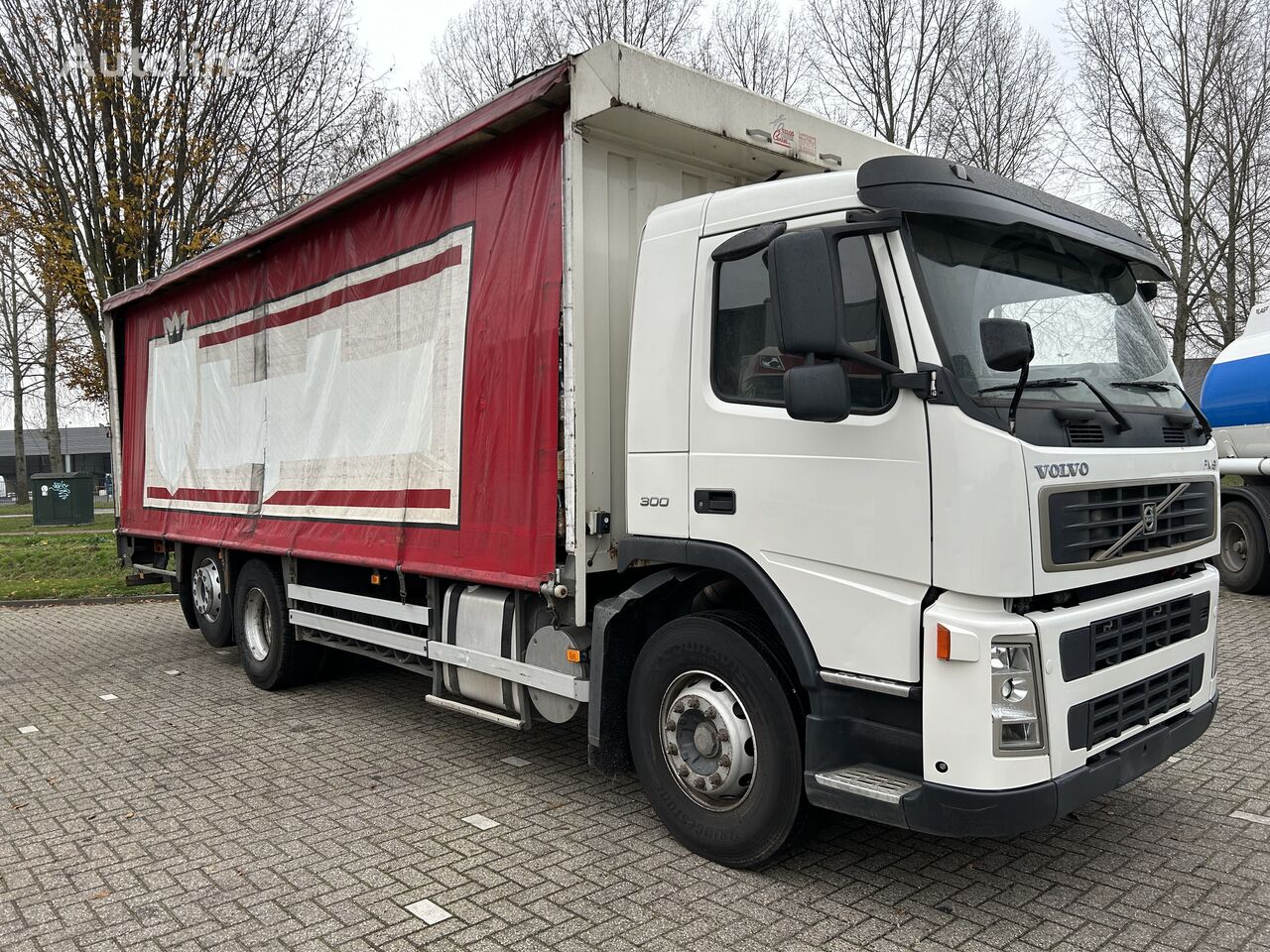 Volvo FM 300  camión con lona corredera