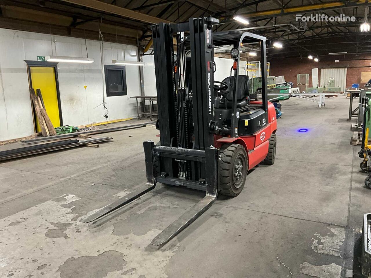 EP Equipment EFL302 Li-ion diesel forklift