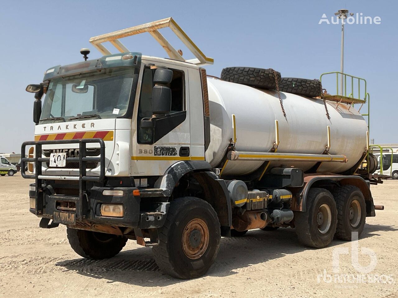 IVECO TRAKKER 380 18000 L 6x6 volquete