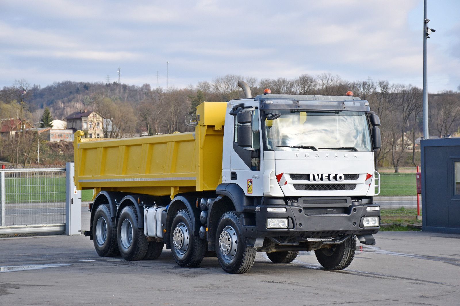 IVECO Trakker 410  volquete