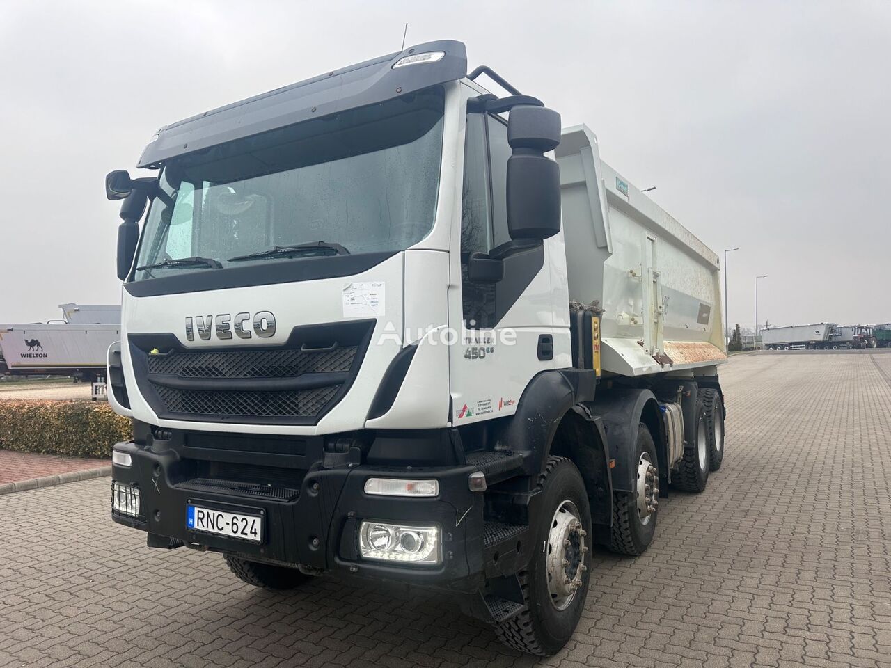 IVECO Trakker  8x4 NEUE MOTOR!!! dump truck