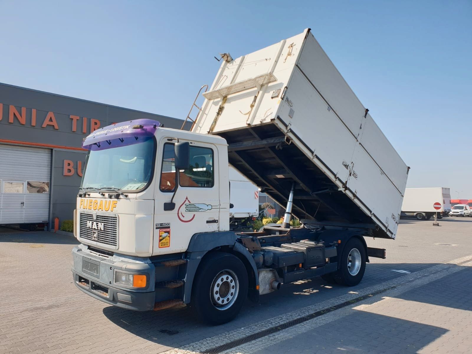 MAN 18.403 T33 F2000 3-SEITENKIPPER GETREIDE 1.HAND dump truck