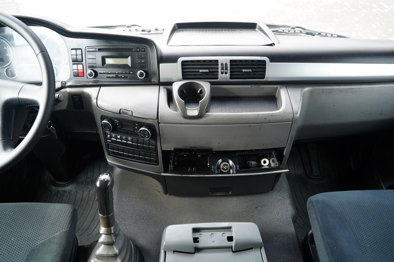 MAN TGS 32.400 / 8x4 / BILLENŐS HÁTRABILLENŐS - 6 M / PONYVÁS AUTOMA