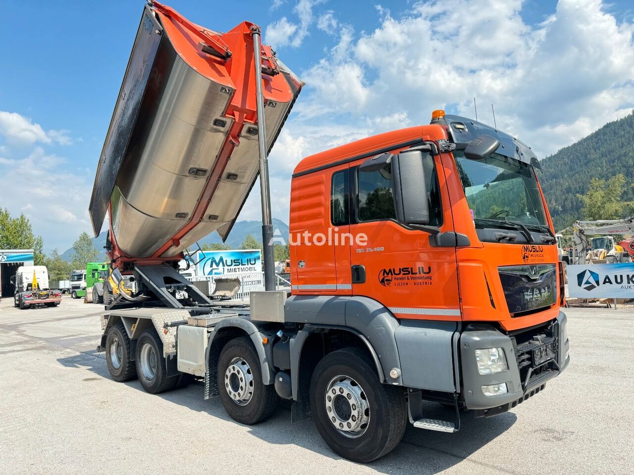 کامیون کمپرسی MAN TGS 35.460 8x4 BB Meiller Asphaltbirne isoliert