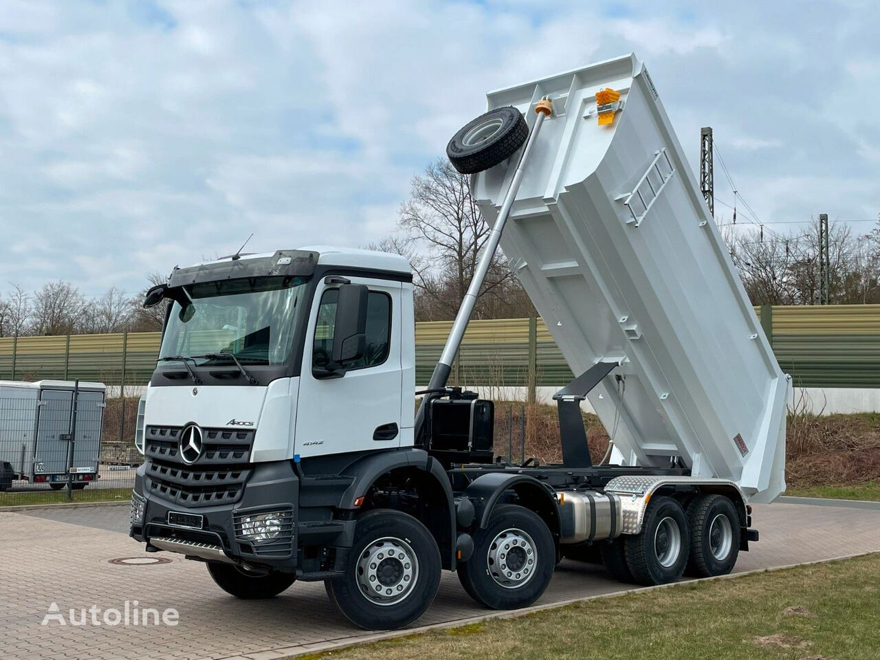 nieuw Mercedes-Benz 4142 kipper vrachtwagen