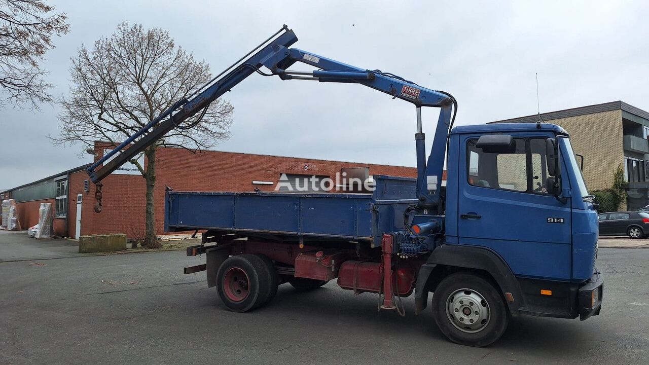 camion ribaltabile Mercedes-Benz 914 K Kipper mit Kran hinter Haus