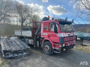 Scania P93H kranbil med 14 t/m kran og Laxo feste og tipp på kassen. Ny tippbil