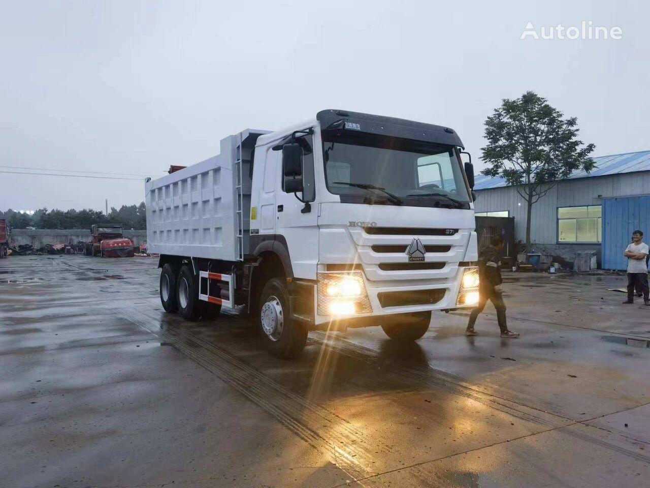 camion ribaltabile Sinotruk Howo 375HP 6X4 10 TIRES