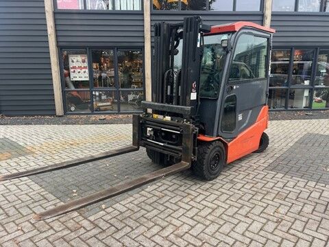 Toyota 8FBMT25 electric forklift