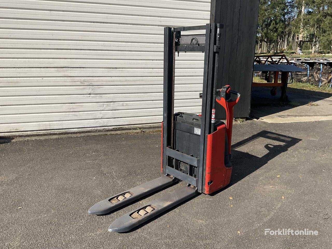 Linde L10 electric pallet truck