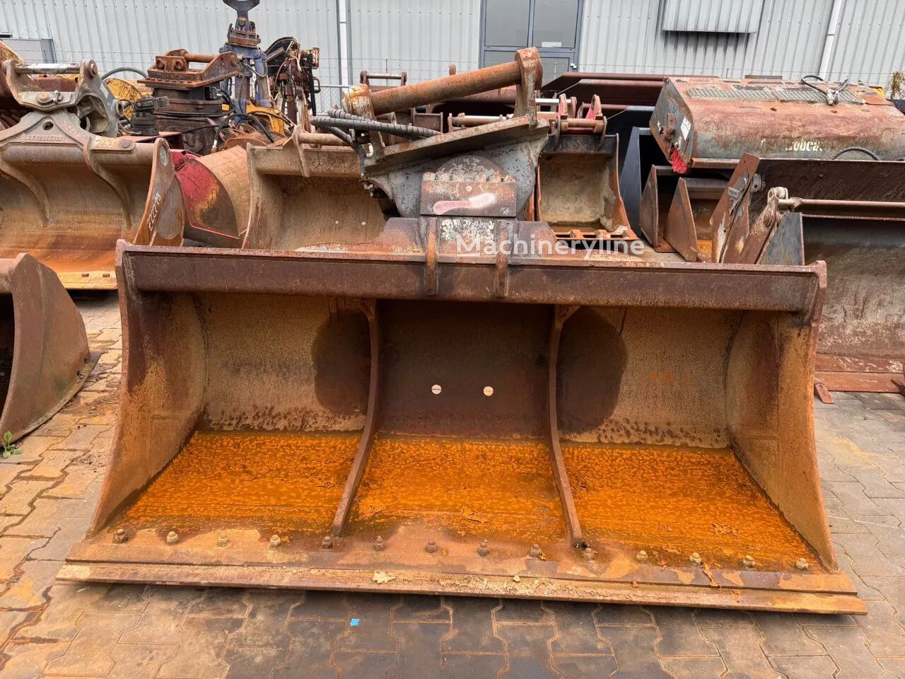 Liebherr Powertilt PTA-11 Likufix front loader bucket - Machineryline