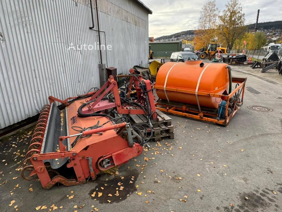 بيع فرشة آلية Dücker Andre Komplett feiesett Ducker SFK 2700 feieaggregat og 3000L ta | Autoline SA فرشة آلية Dücker Andre Komplett feiesett Ducker SFK 2700 feieaggregat og 3000L ta - Autoline
