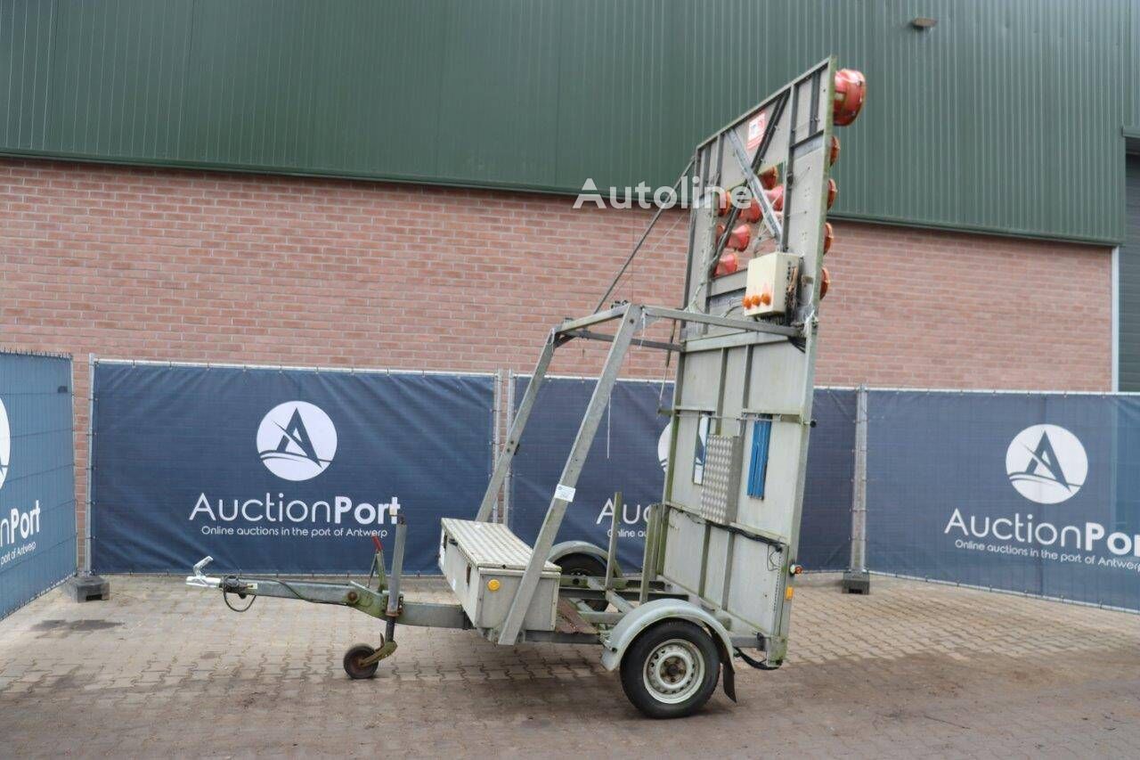 remorque porte-engin GF Mobile trailer-mounted traffic sign and light tower