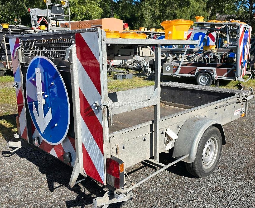 přepravník stavebních strojů Nissen FAT LED B3 Absperrtafel VZ616 Verkehrsleittafel Verkehrssicherun