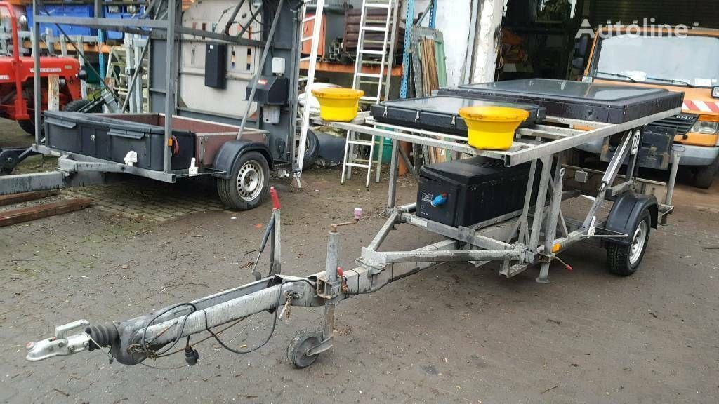 Nissen VLT LED Verkehrsleittafel equipment trailer