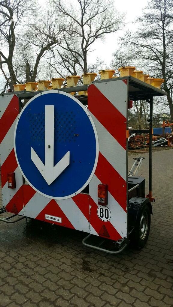 Vz616 Fahrbare Absperrtafel Leittafel Verkehrsleitanhänger Baumaschinenanhänger