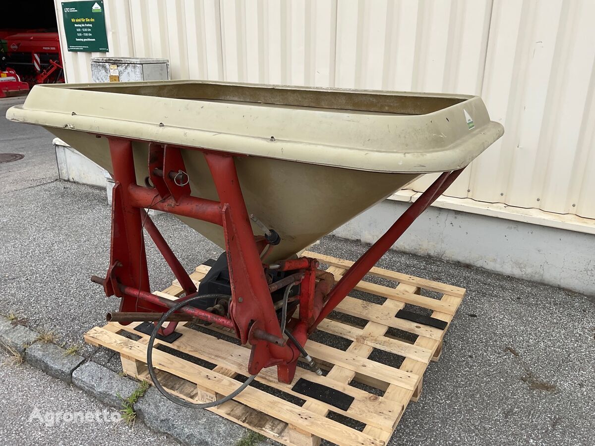 Sonstige P 600 mounted fertilizer spreader