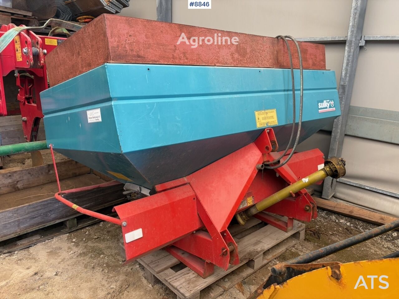 Sulky mounted fertilizer spreader - Agroline
