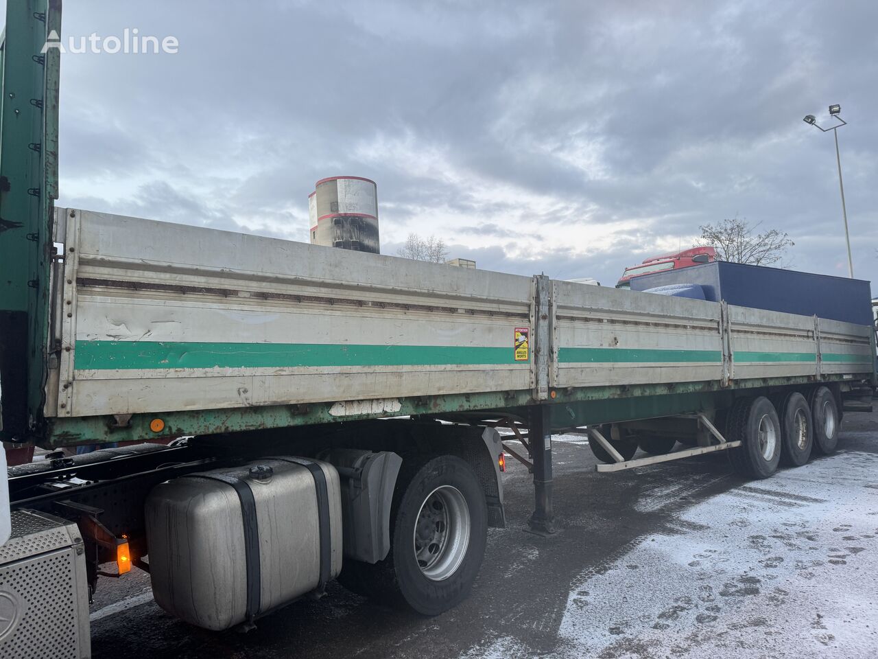 Fruehauf RIDELLE flatbed semi-trailer