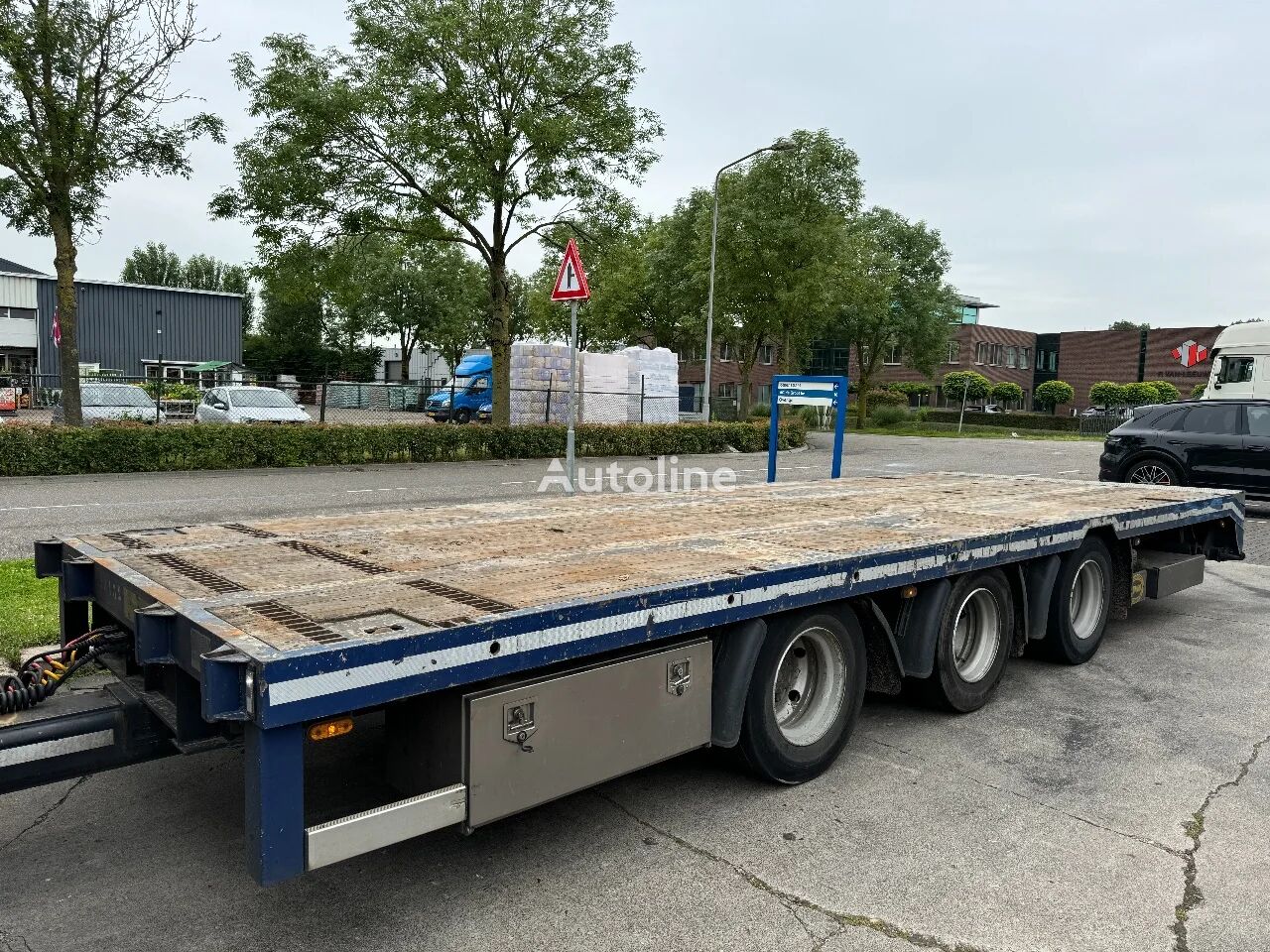 Jumbo DM 240 E 3 AXLE flatbed trailer