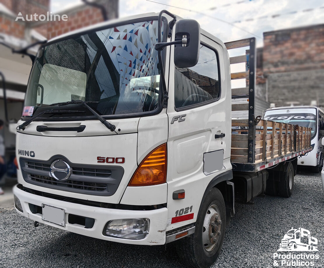 Hino FC9J Modelo 2017 con Estaca Ferretera camión caja abierta