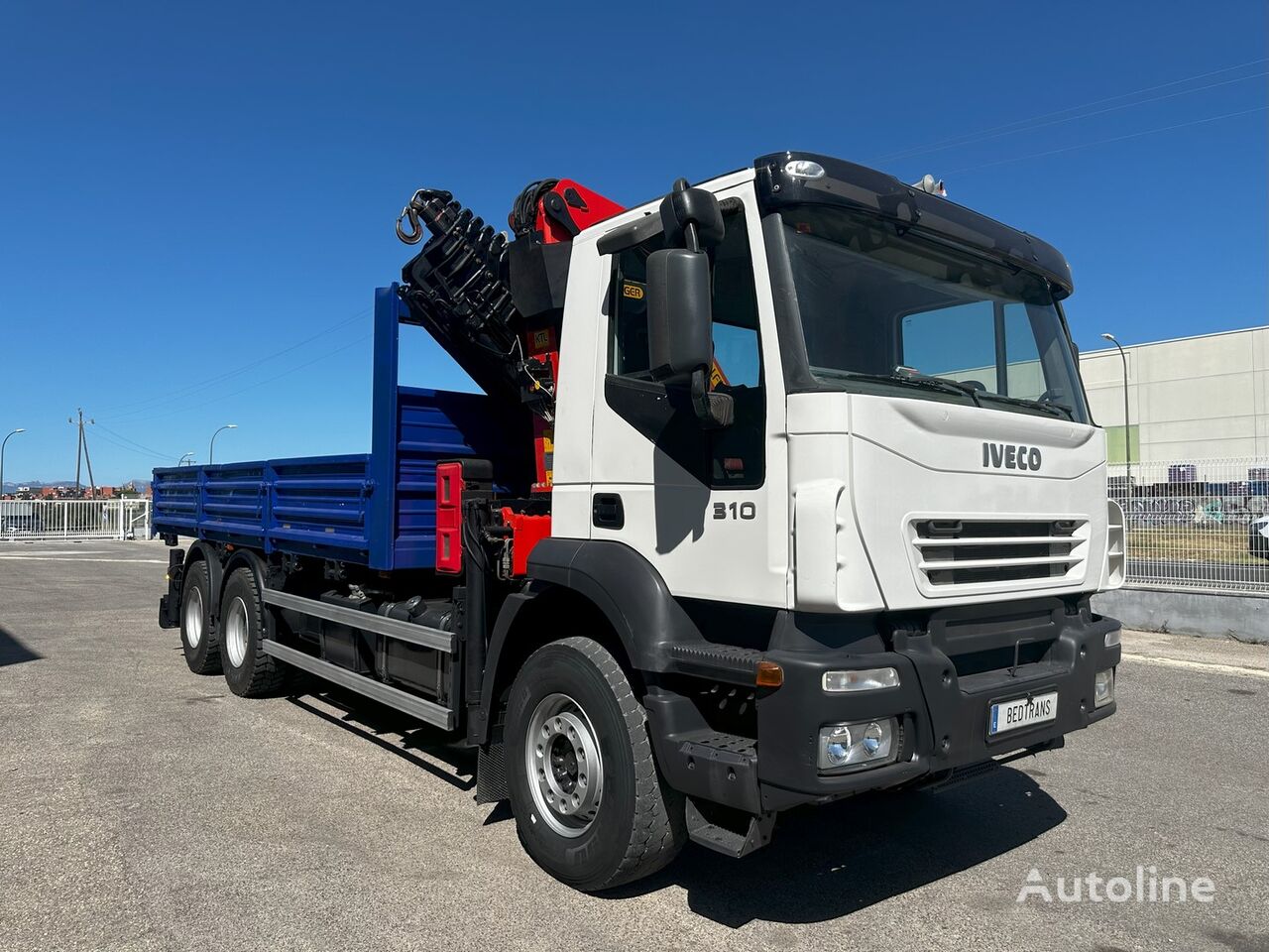 tovornjak tovorna ploščad IVECO TRAKKER 310