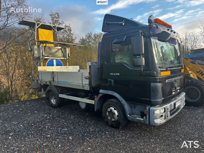 camion plateau MAN TGL 8.220 Cushion truck w/ 2015 Euroskilt