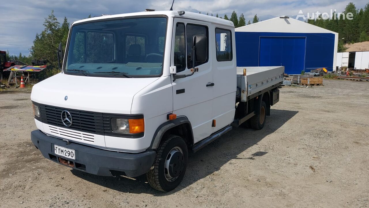 truk flatbed Mercedes-Benz 711