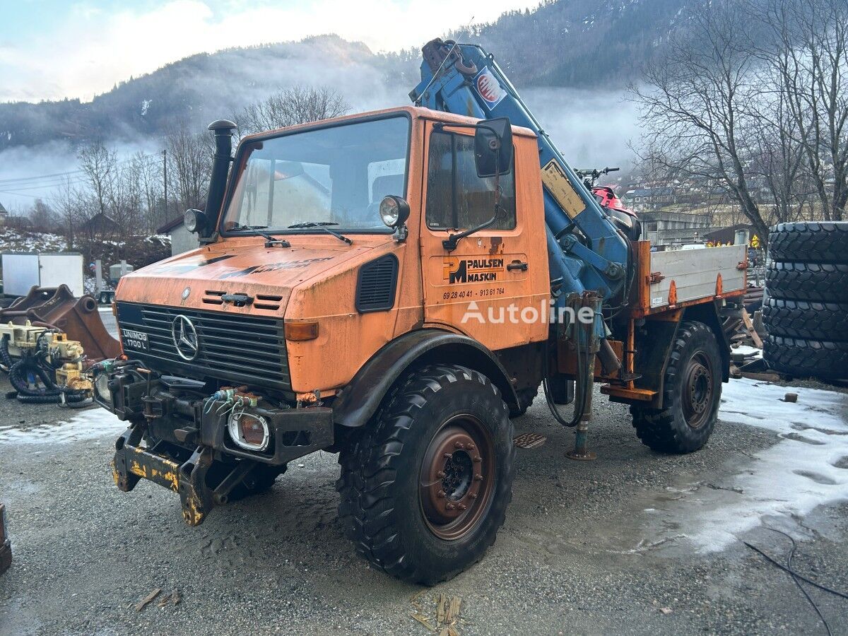 شاحنة مسطحة Mercedes-Benz Unimog U 1700 L brøyterigget planbil med kran